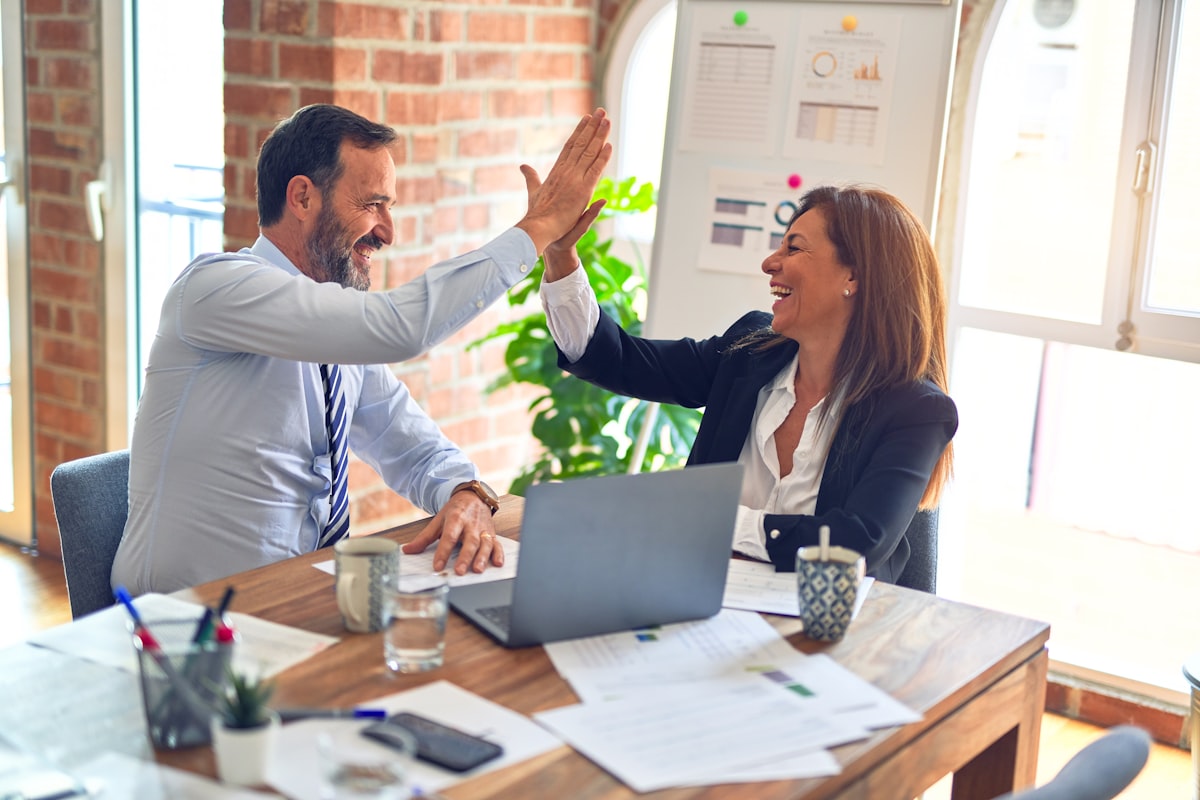 Investisseur analysant des documents d'entreprise - extrait Kbis gratuit