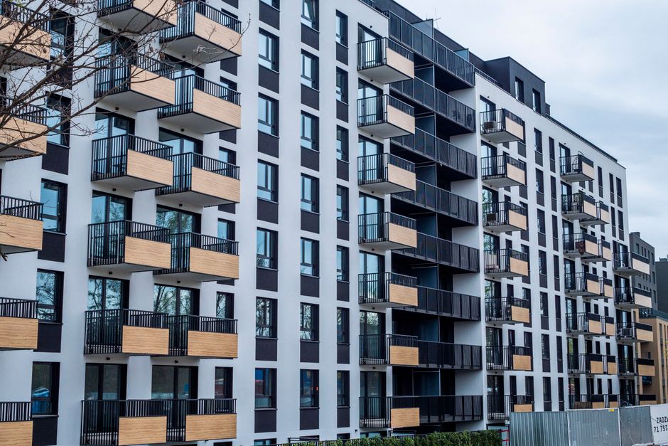 Immeuble d'appartements contemporain avec balcons, exemple de bien immobilier locatif