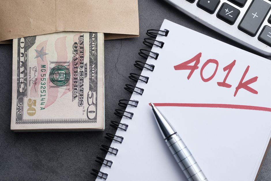 Bureau avec carnet, calculatrice et billets pour planifier son épargne et sa stratégie financière